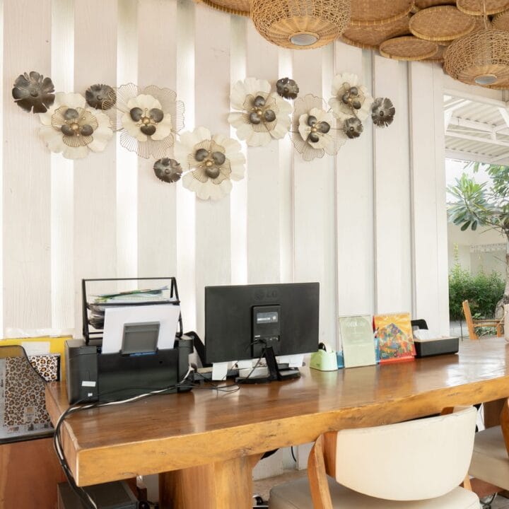 Modern and well-equipped business hotel room at Malukstay, featuring a comfortable workspace with high-speed Wi-Fi and contemporary amenities.