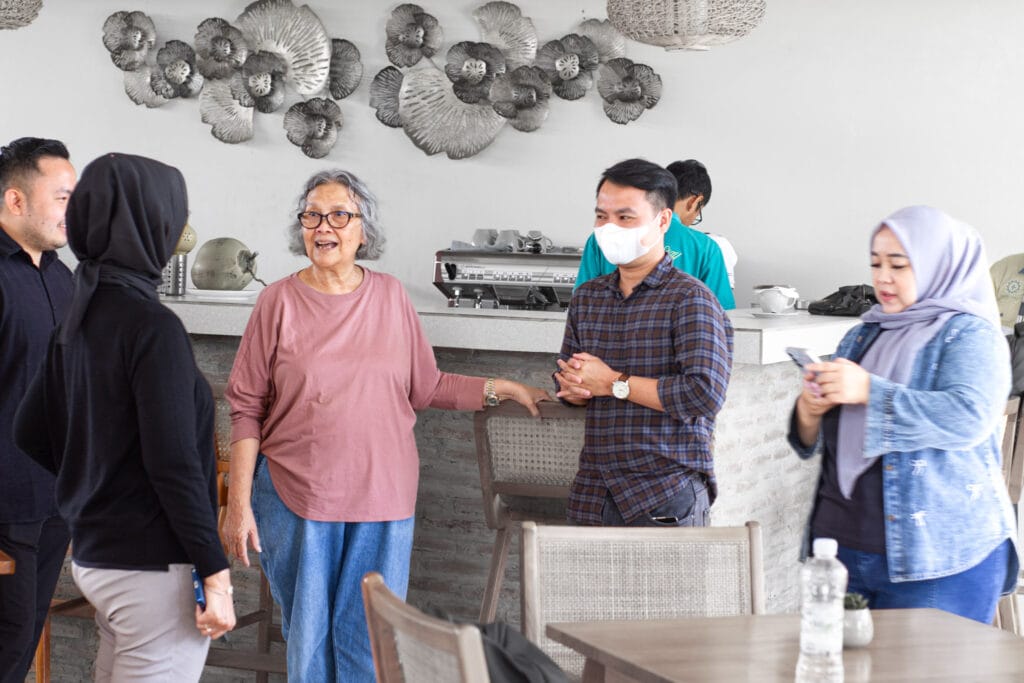 Staf ramah Maluk Stay melayani tamu di area restoran hotel di Maluk.